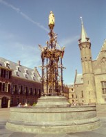 4028 Den Haag - fontein Binnenhof
